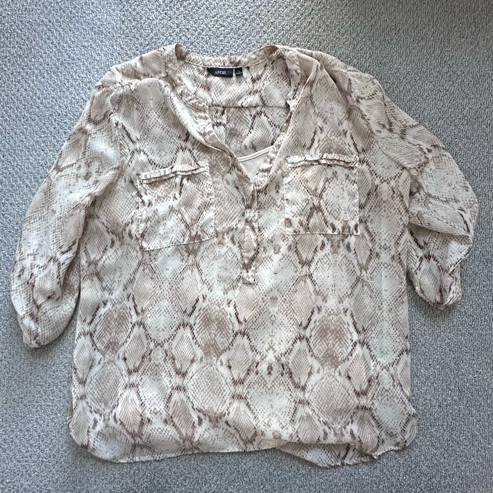 Apt. 9 X-Large Snakeprint Chiffon Henley Roll Tab Blouse Top Shirt Gray